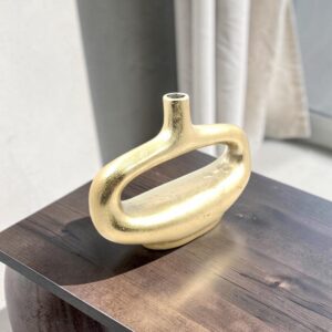 metal flower vase 05 lifestyle