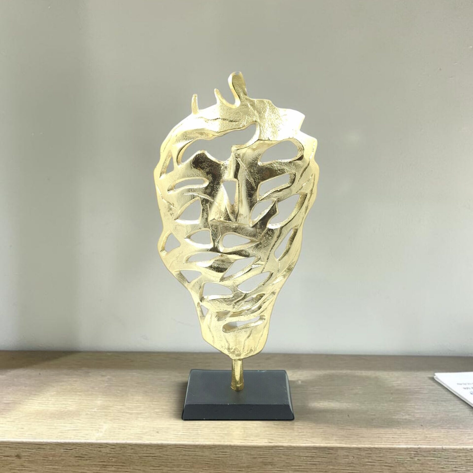metal figurine 53 glossy holes face lifestyle