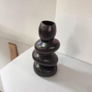 ceramic vase 08 pebble black top lifestyle